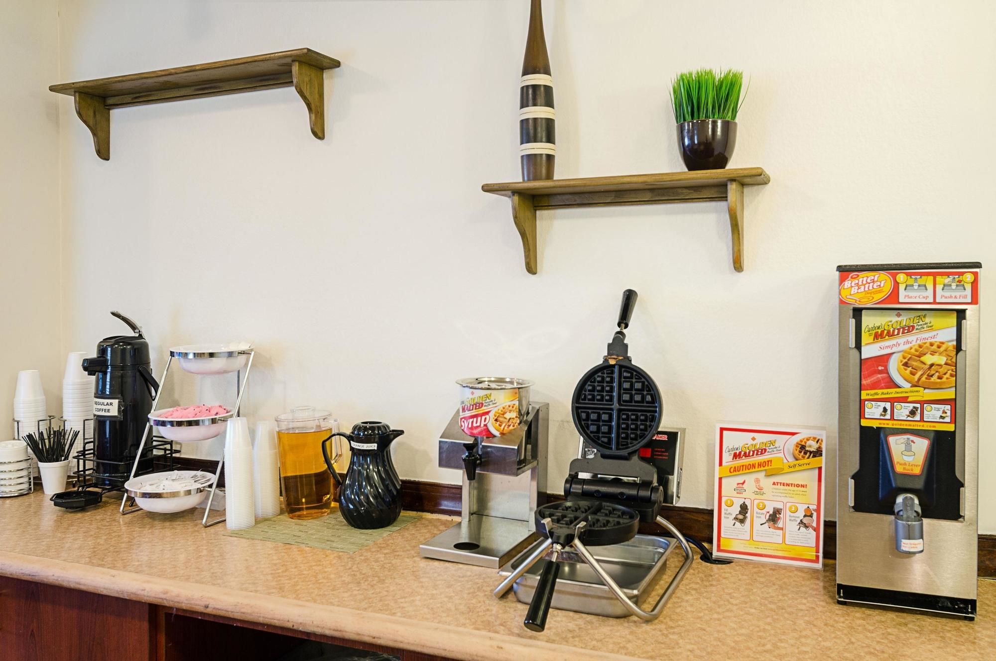 Econo Lodge Inn & Suites