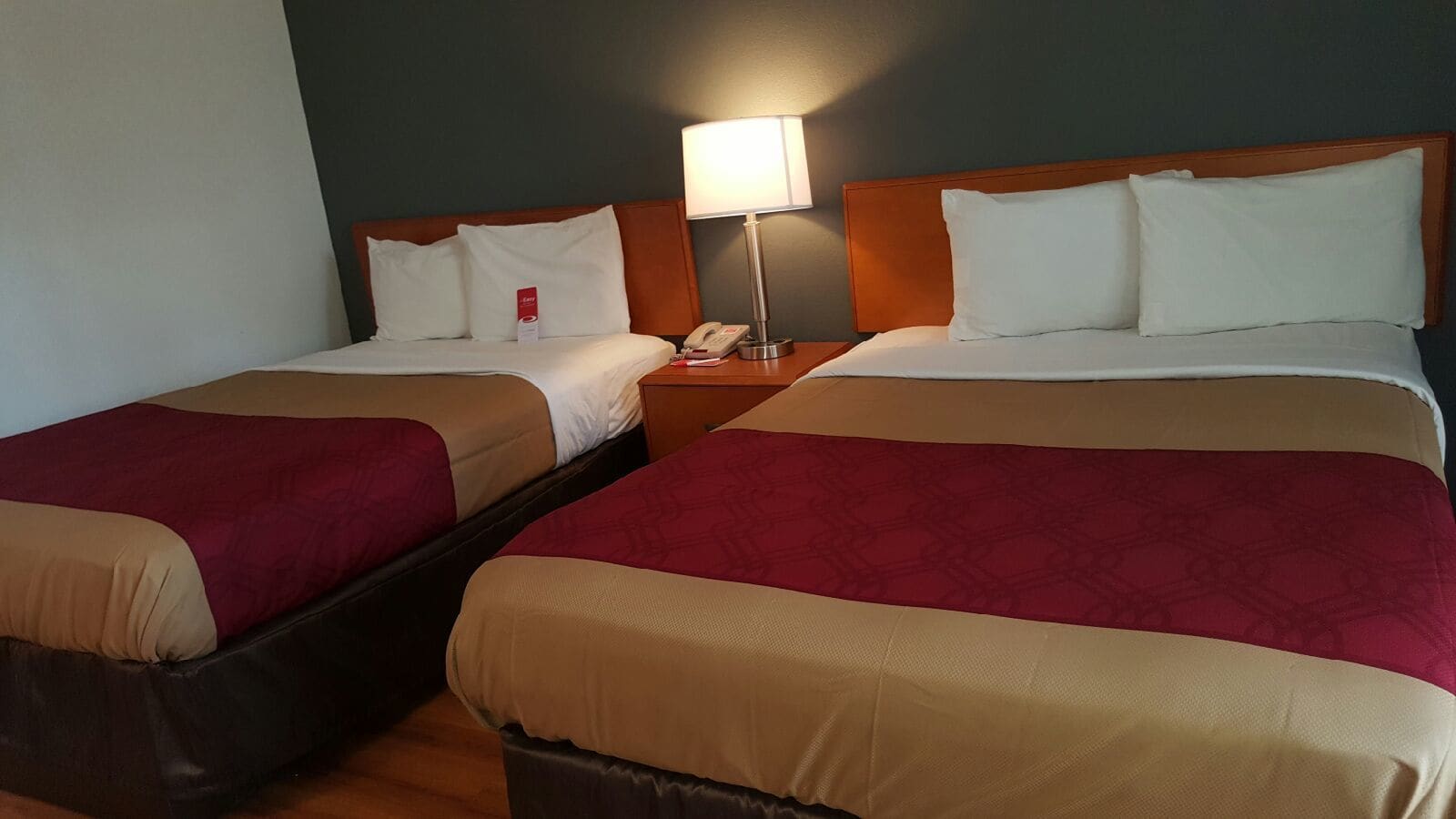 Econo Lodge Inn & Suites