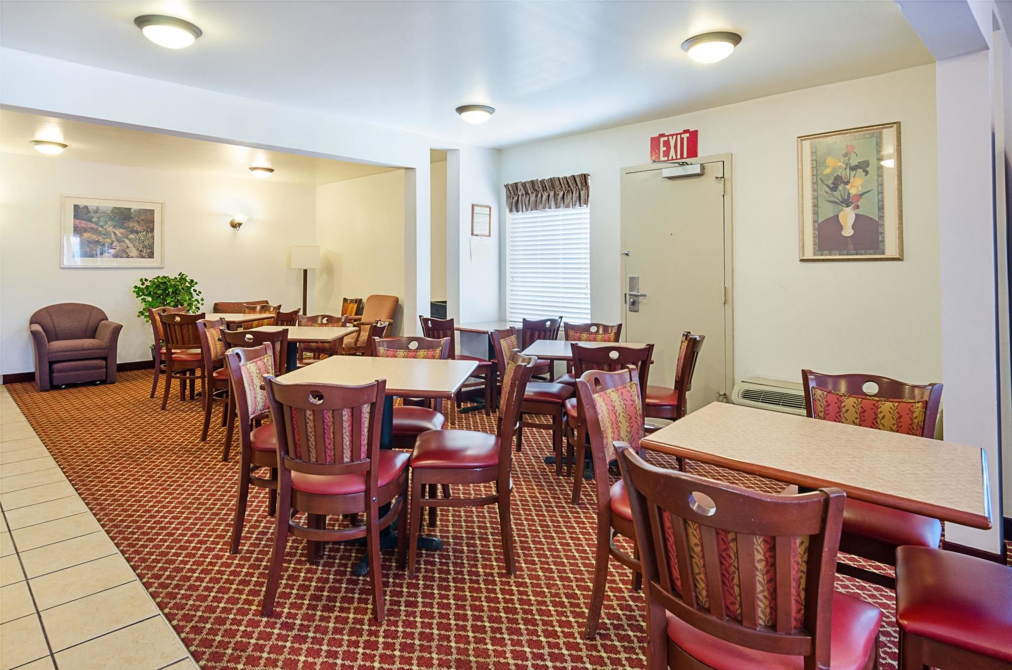 Econo Lodge Inn & Suites