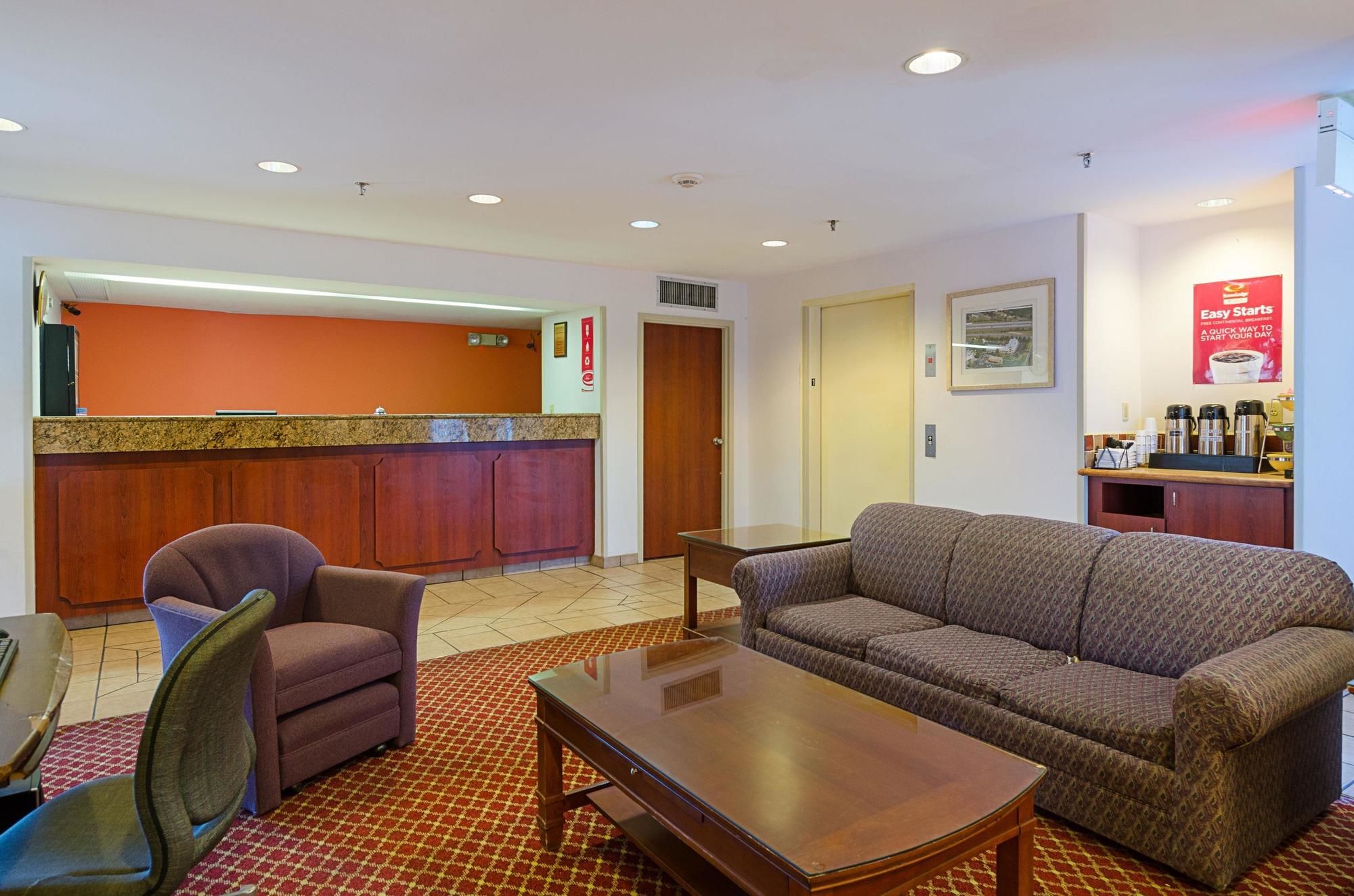 Econo Lodge Inn & Suites