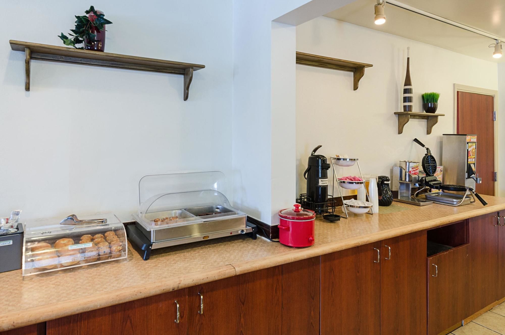 Econo Lodge Inn & Suites