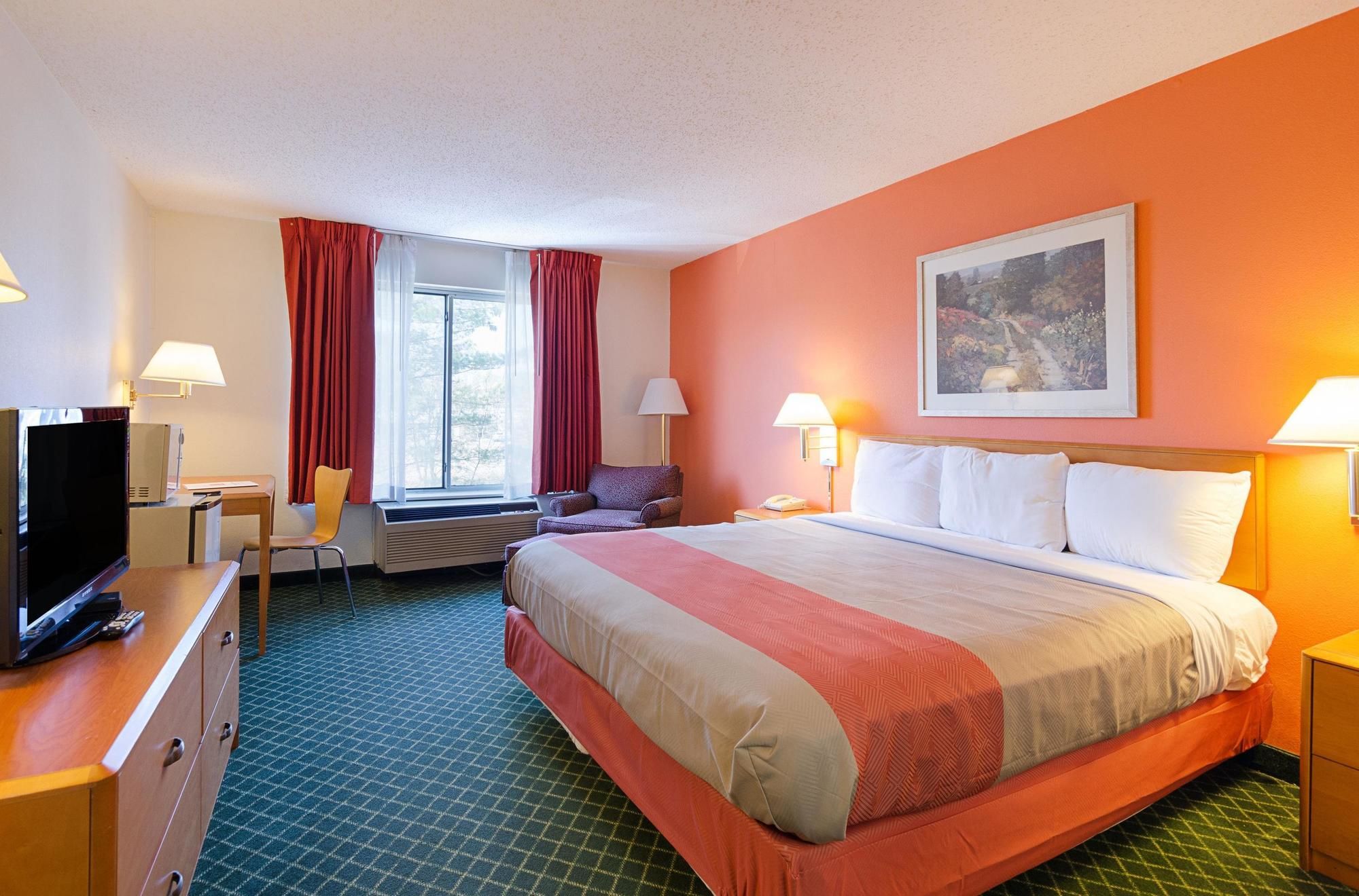 Econo Lodge Inn & Suites