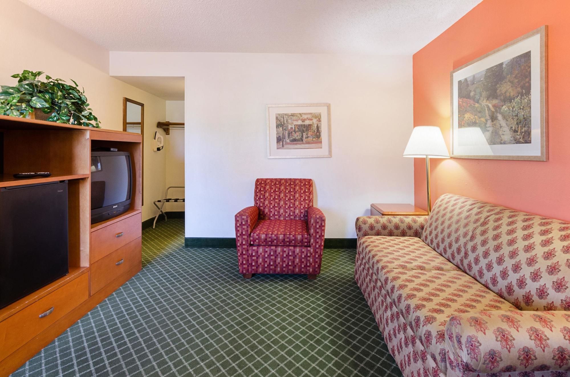Econo Lodge Inn & Suites
