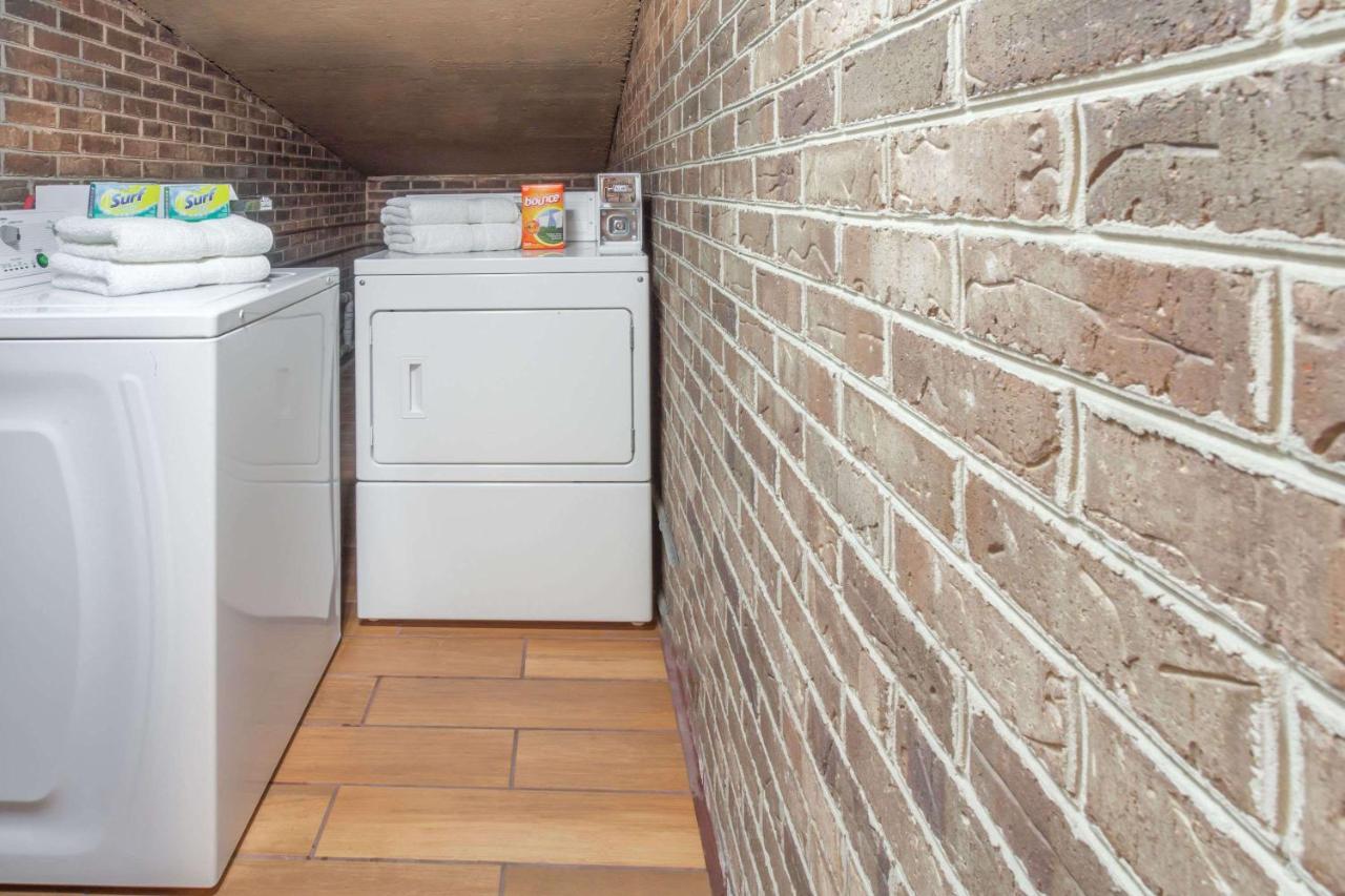 Super 8 by Wyndham Kingston