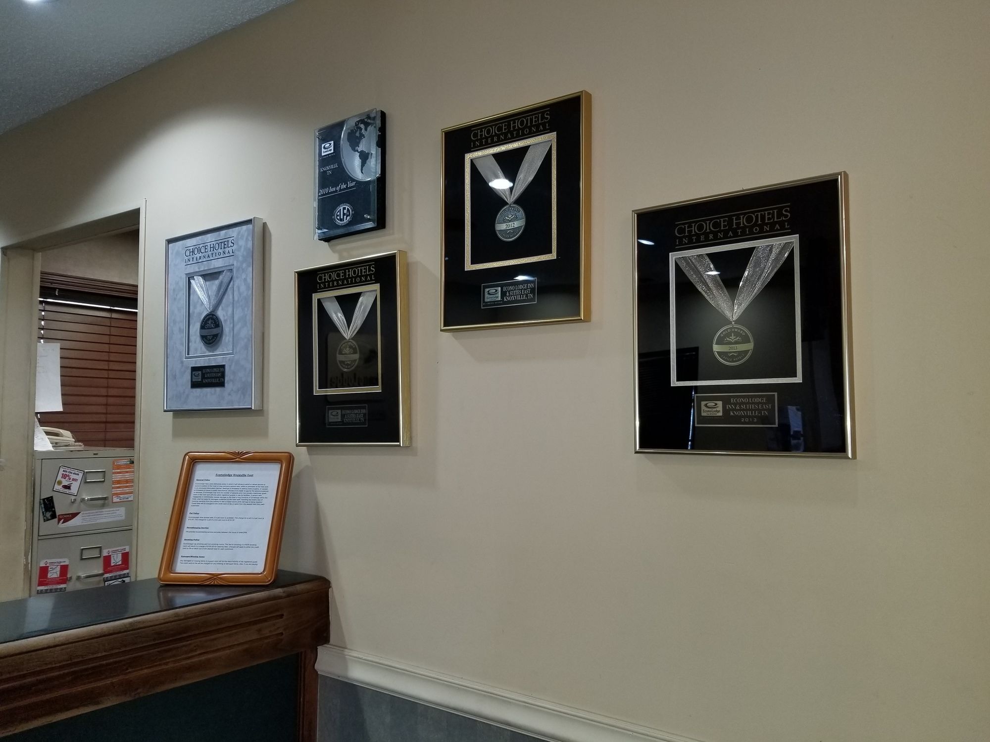 Econo Lodge Inn & Suites East