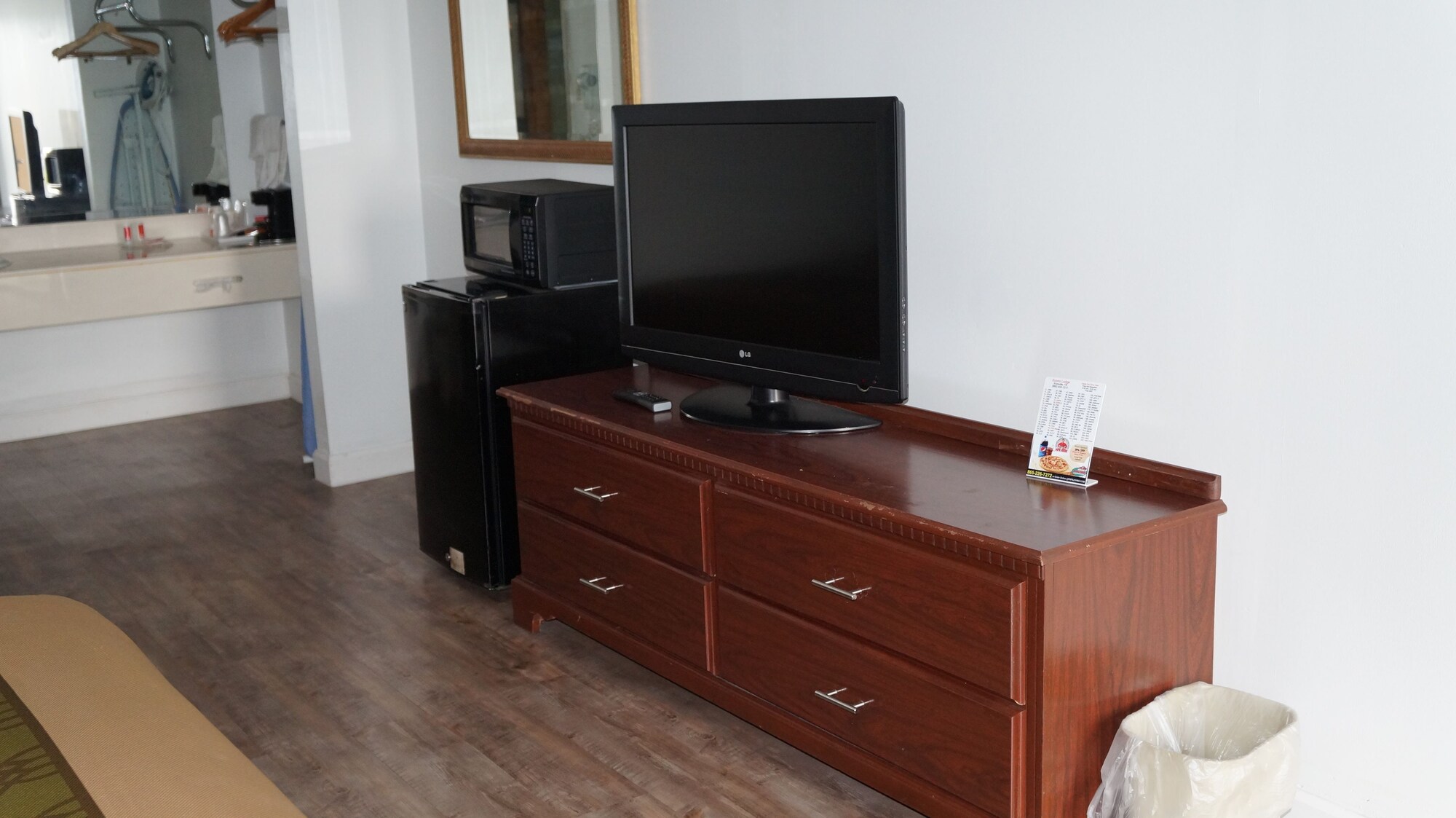 Econo Lodge Inn & Suites East