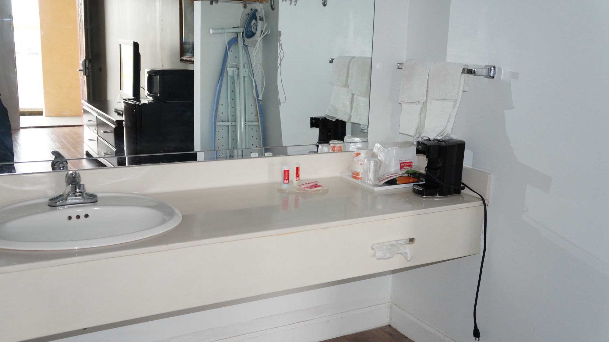 Econo Lodge Inn & Suites East