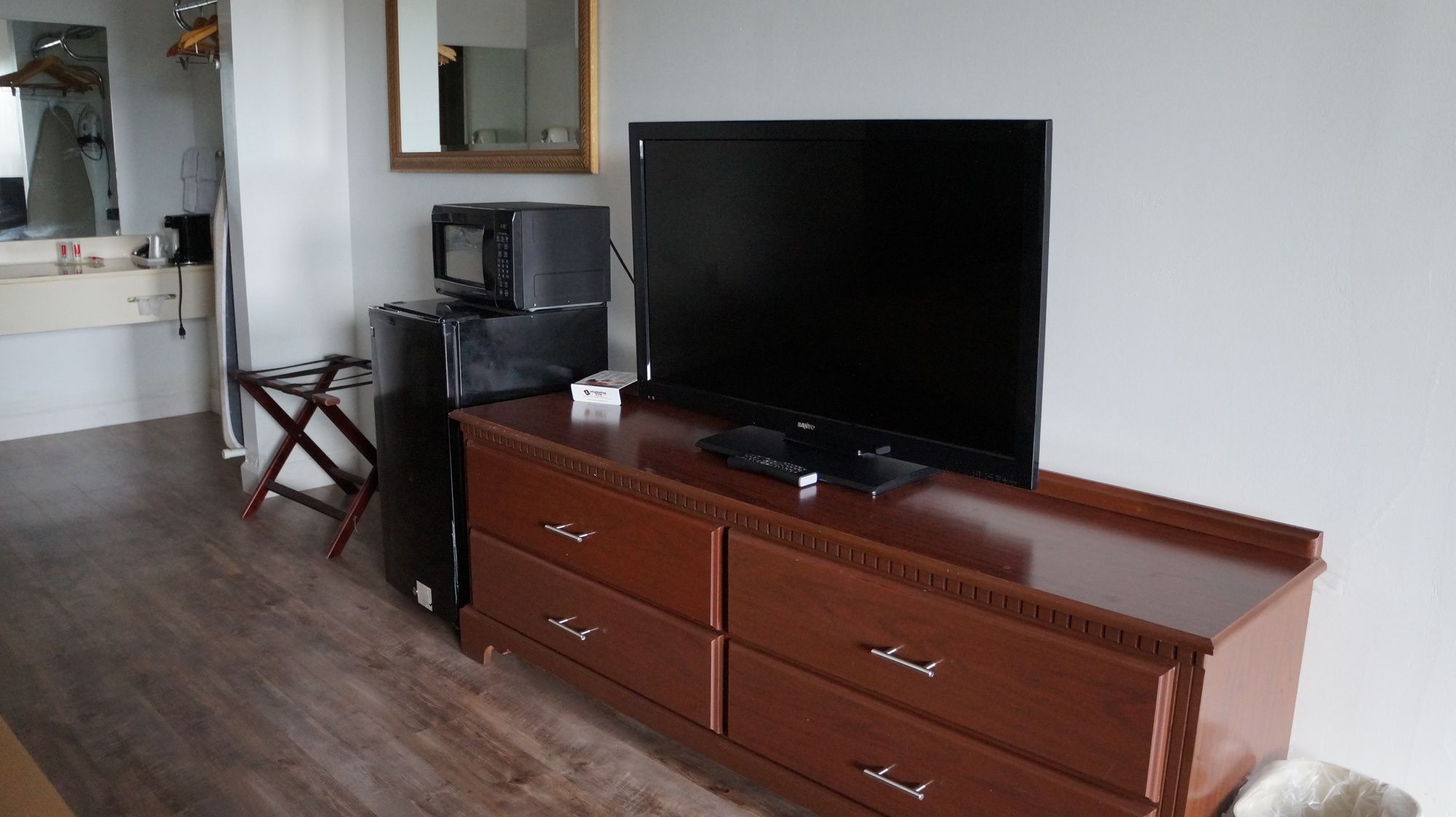 Econo Lodge Inn & Suites East