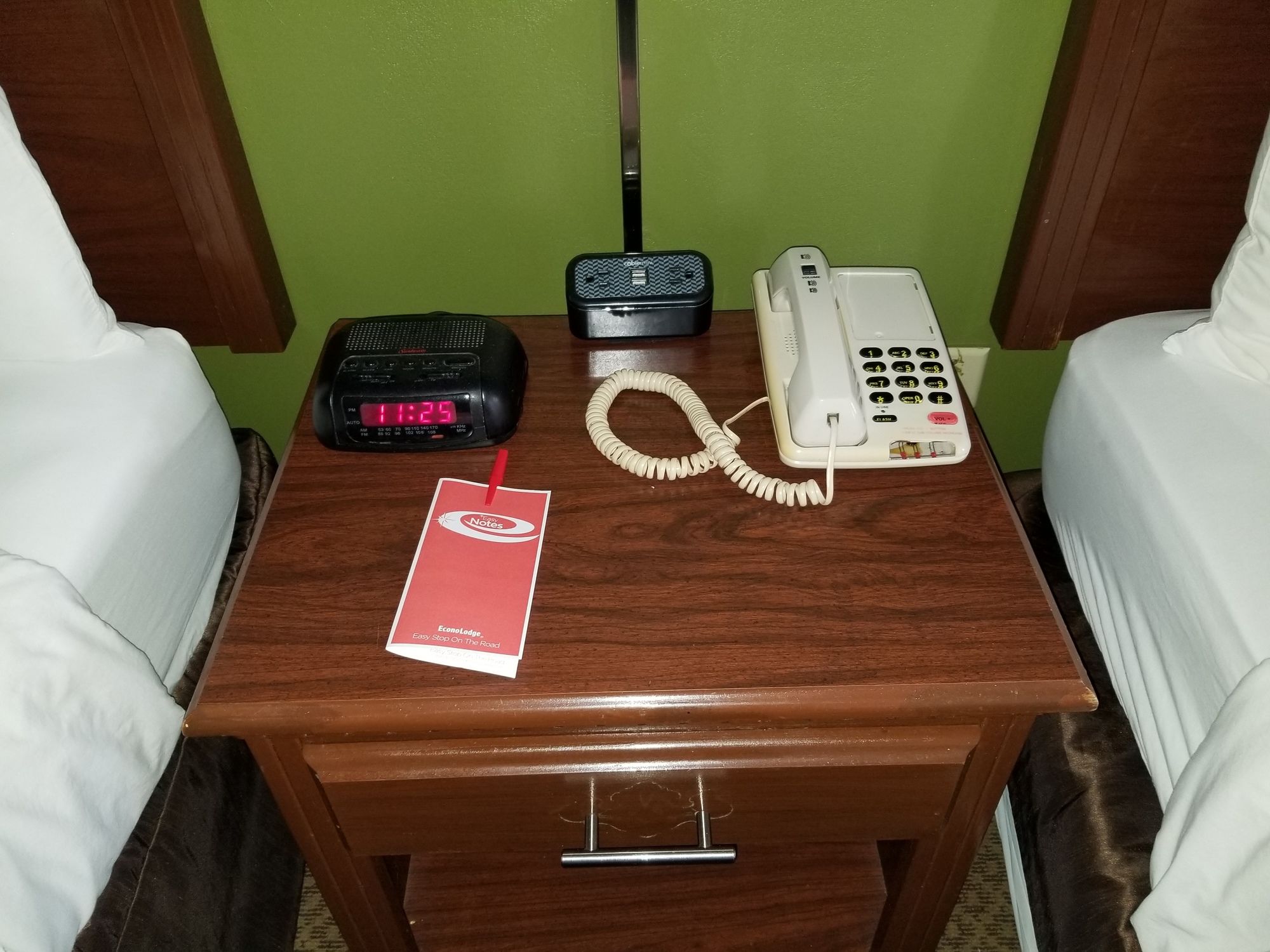 Econo Lodge Inn & Suites East