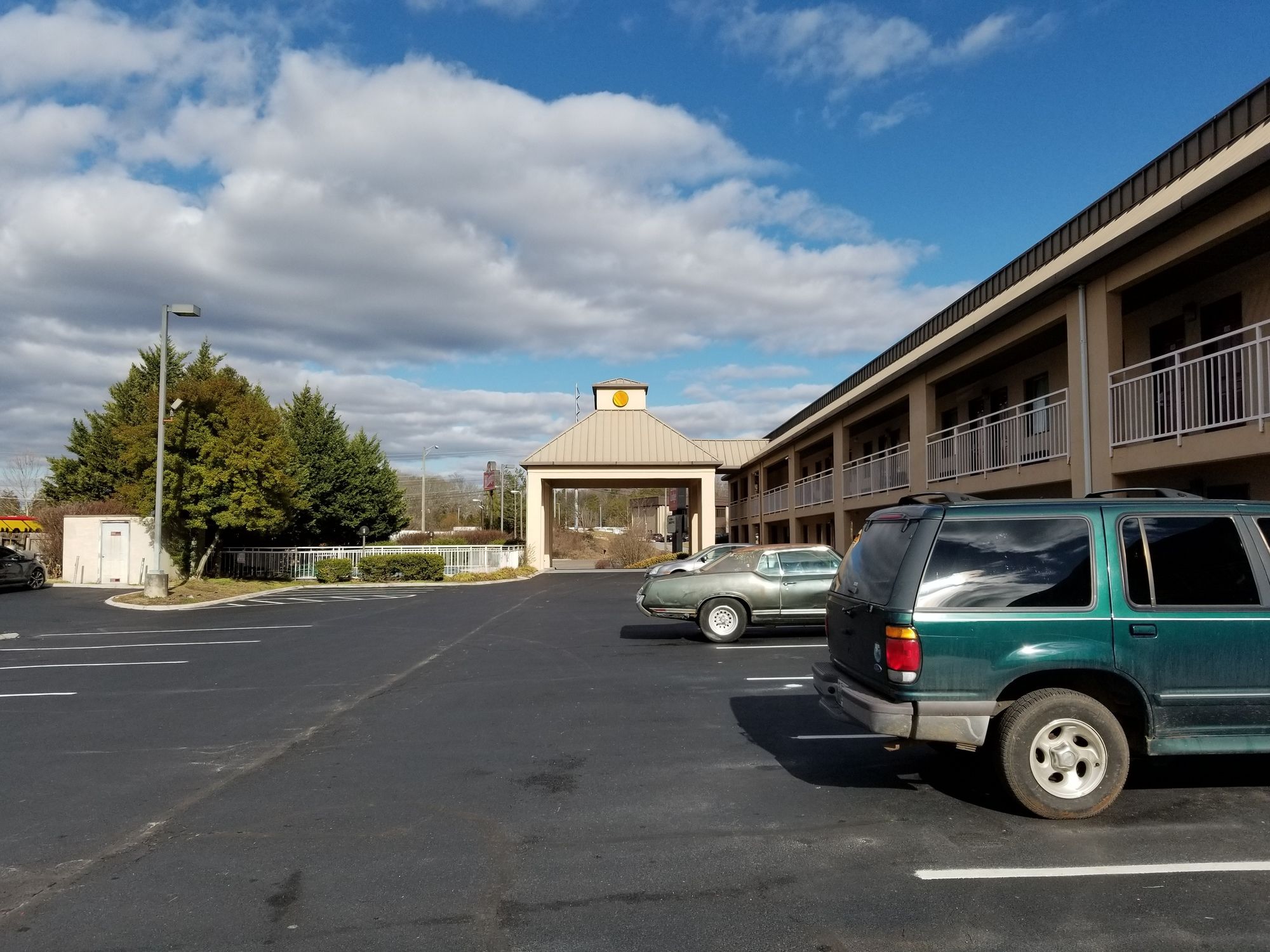 Econo Lodge Inn & Suites East