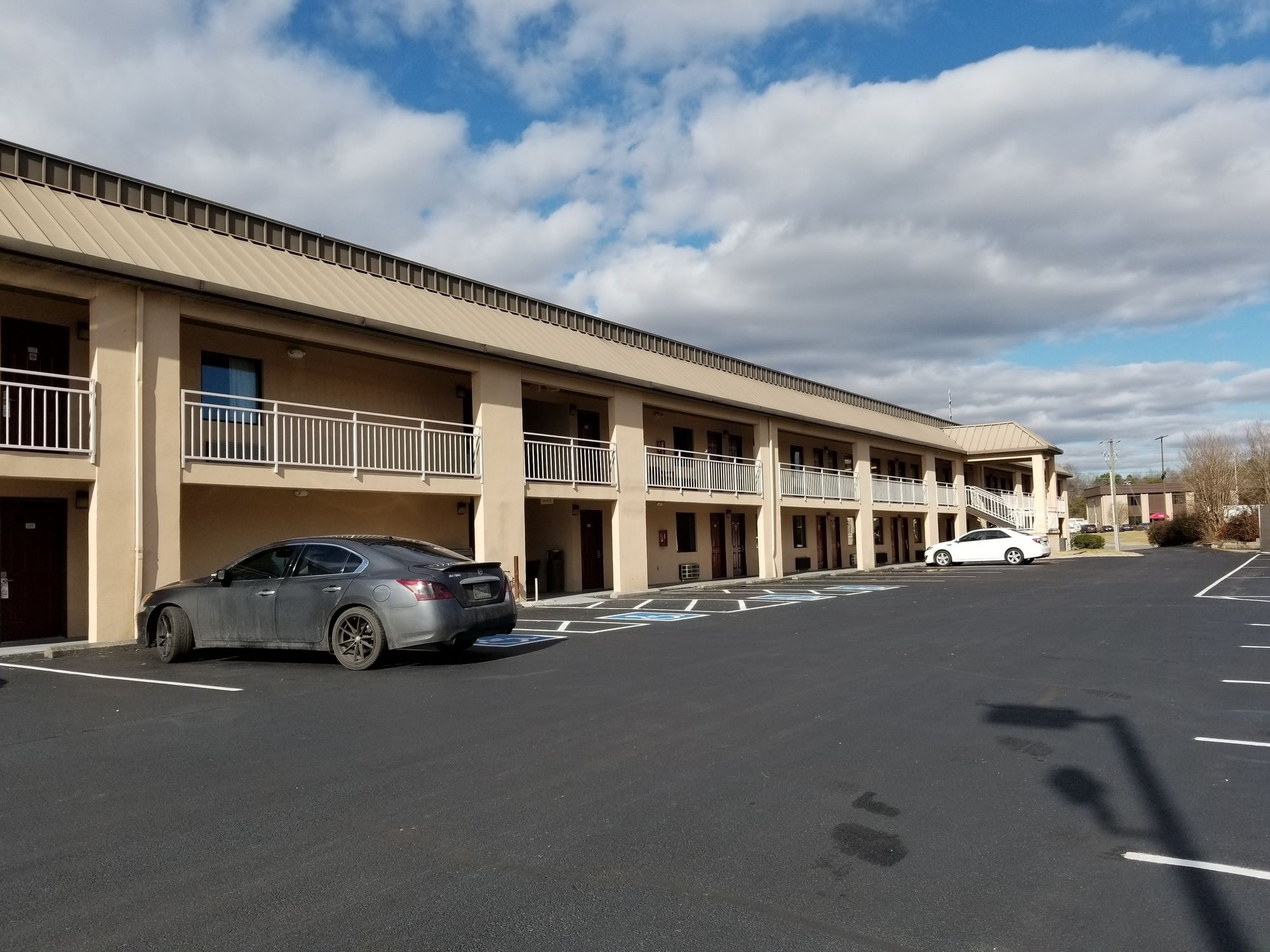 Econo Lodge Inn & Suites East