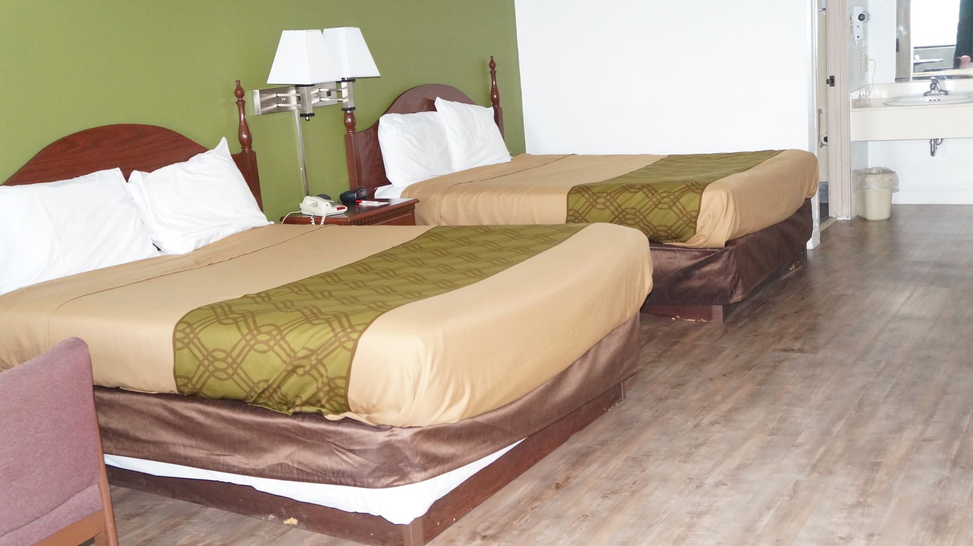 Econo Lodge Inn & Suites East