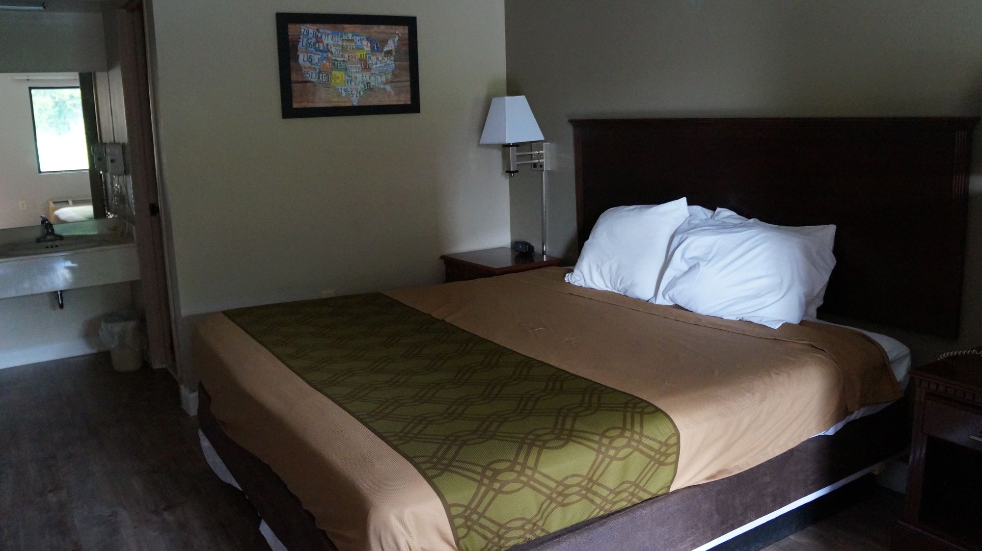 Econo Lodge Inn & Suites East
