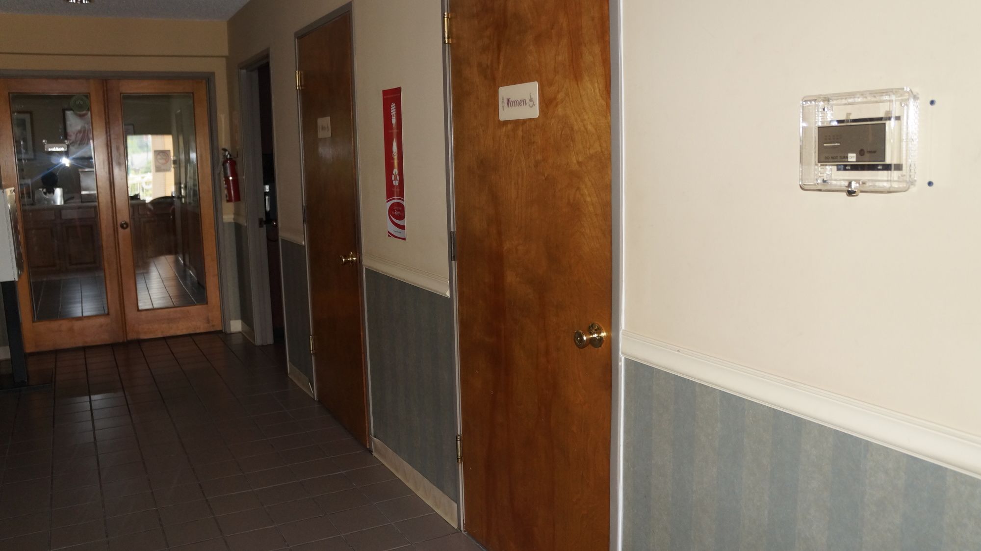 Econo Lodge Inn & Suites East