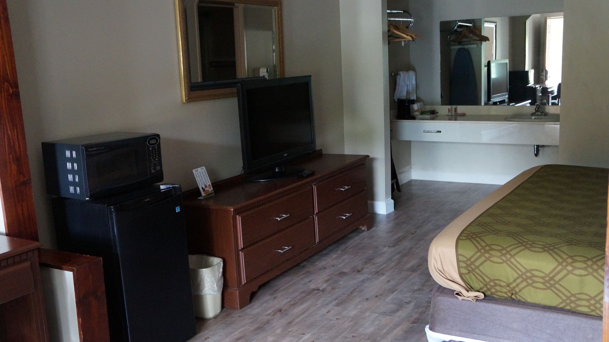 Econo Lodge Inn & Suites East