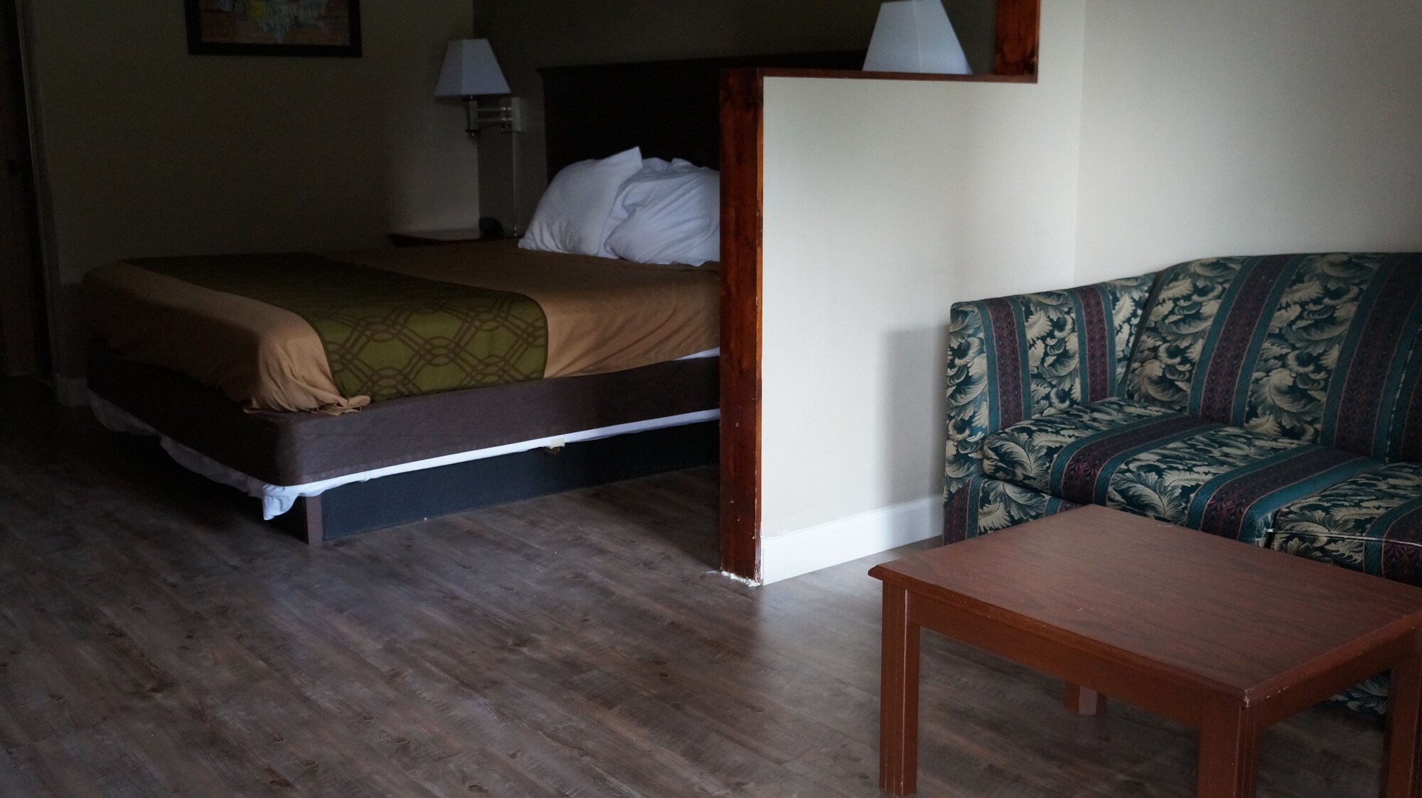 Econo Lodge Inn & Suites East