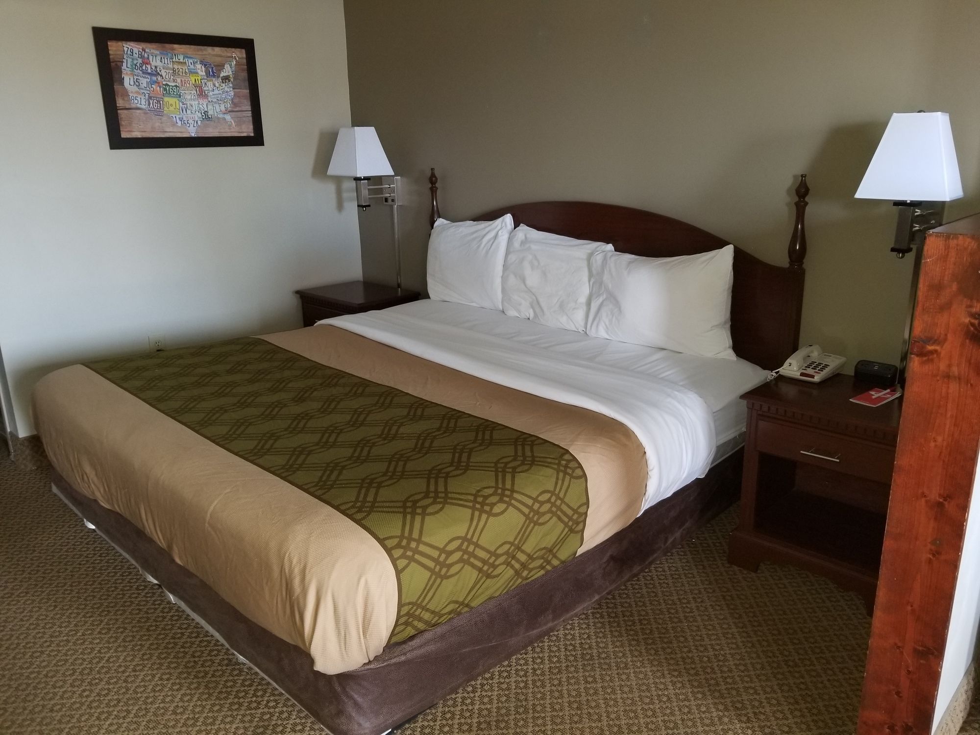 Econo Lodge Inn & Suites East