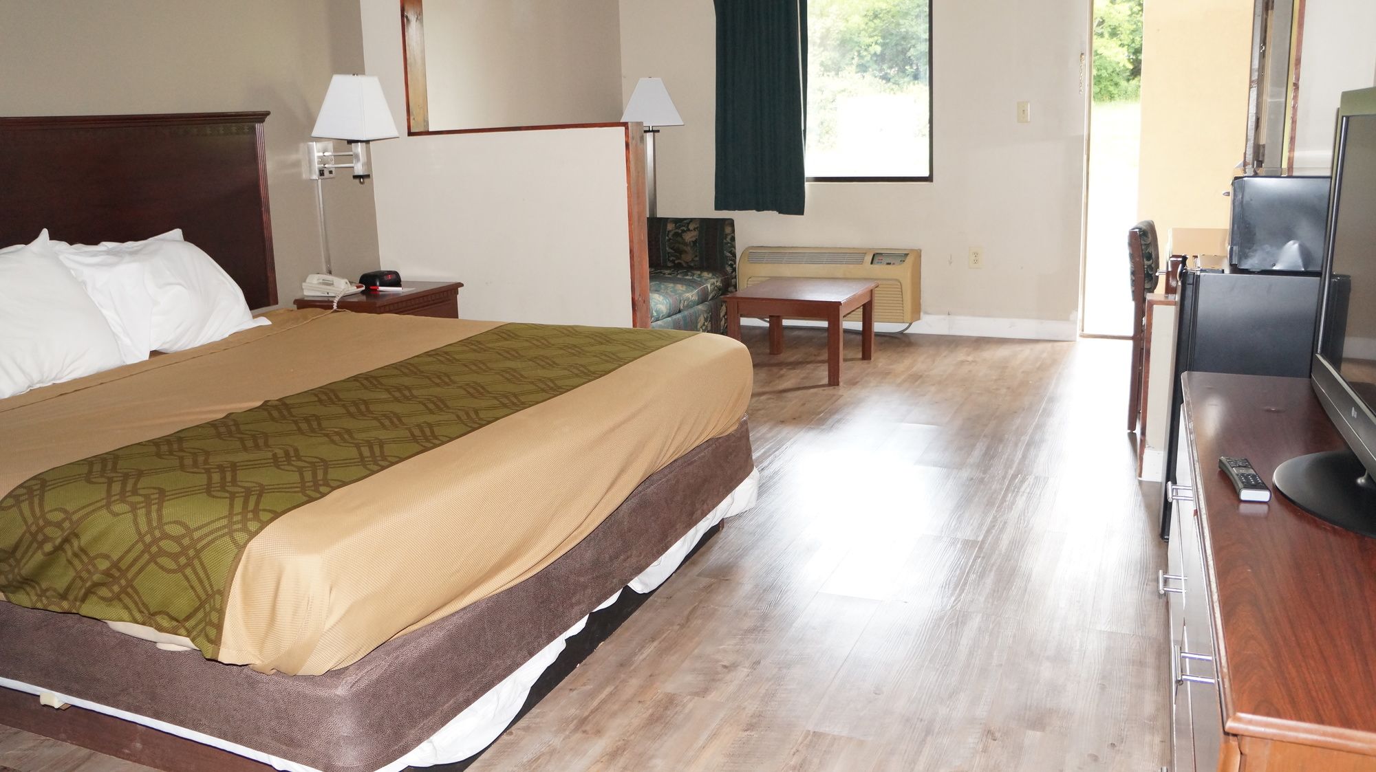 Econo Lodge Inn & Suites East