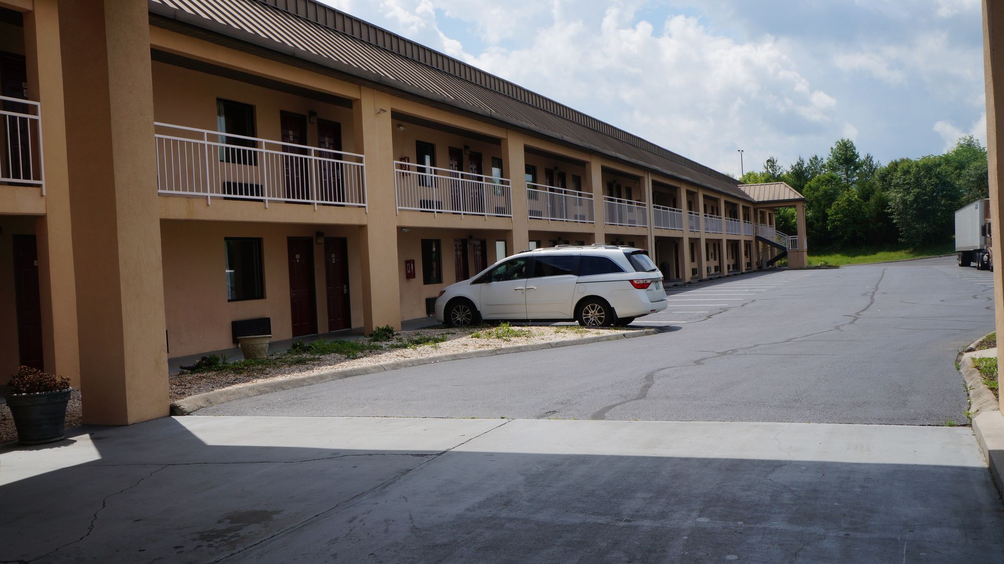 Econo Lodge Inn & Suites East