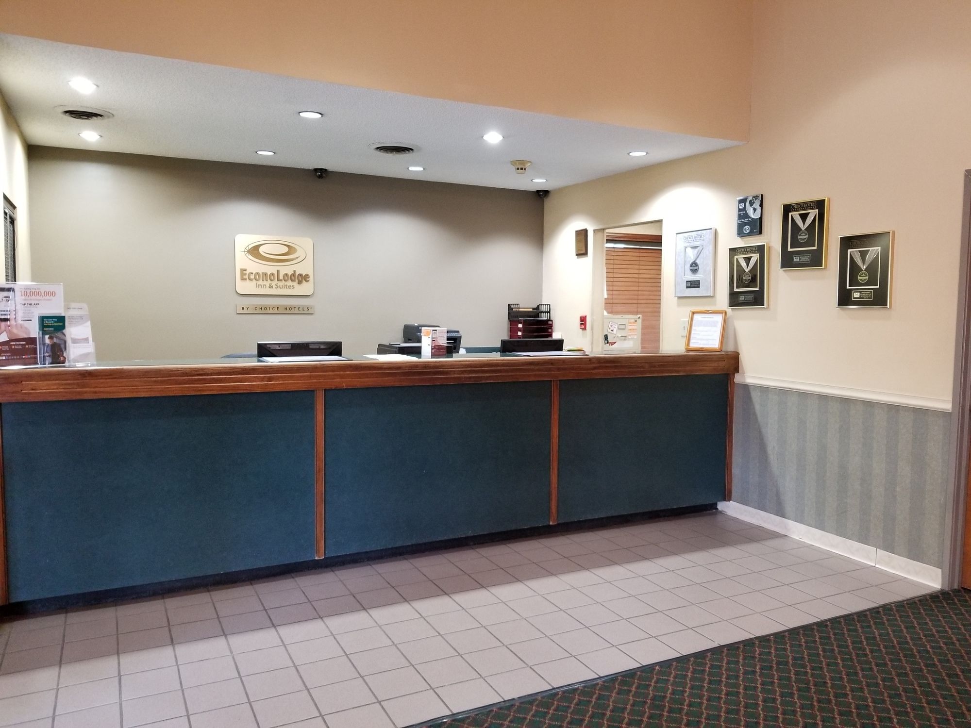 Econo Lodge Inn & Suites East