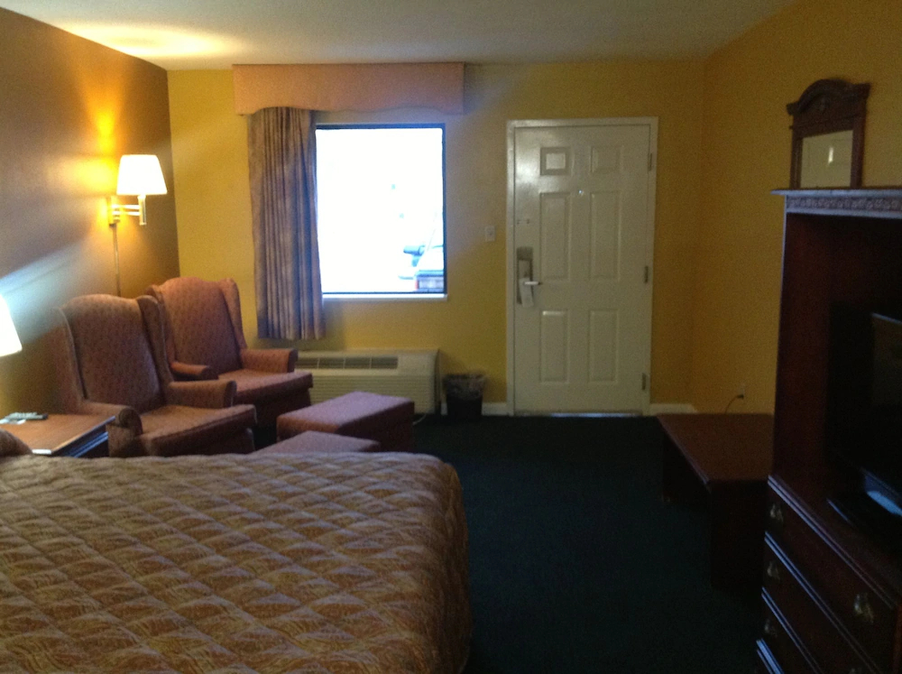 Colonial Inn & Suites