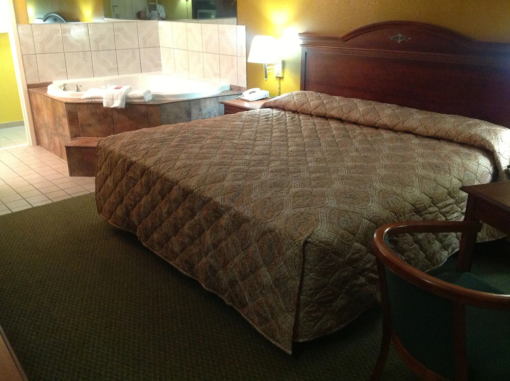 Colonial Inn & Suites