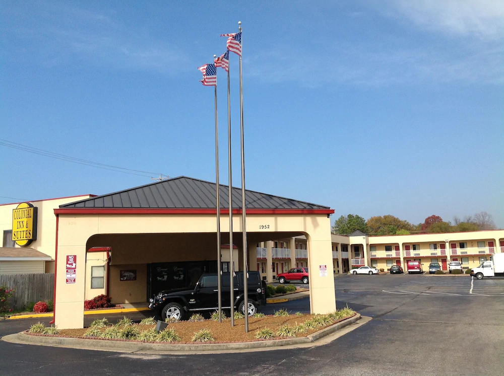 Colonial Inn & Suites