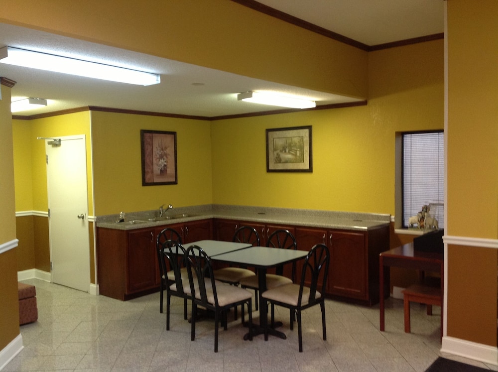 Colonial Inn & Suites