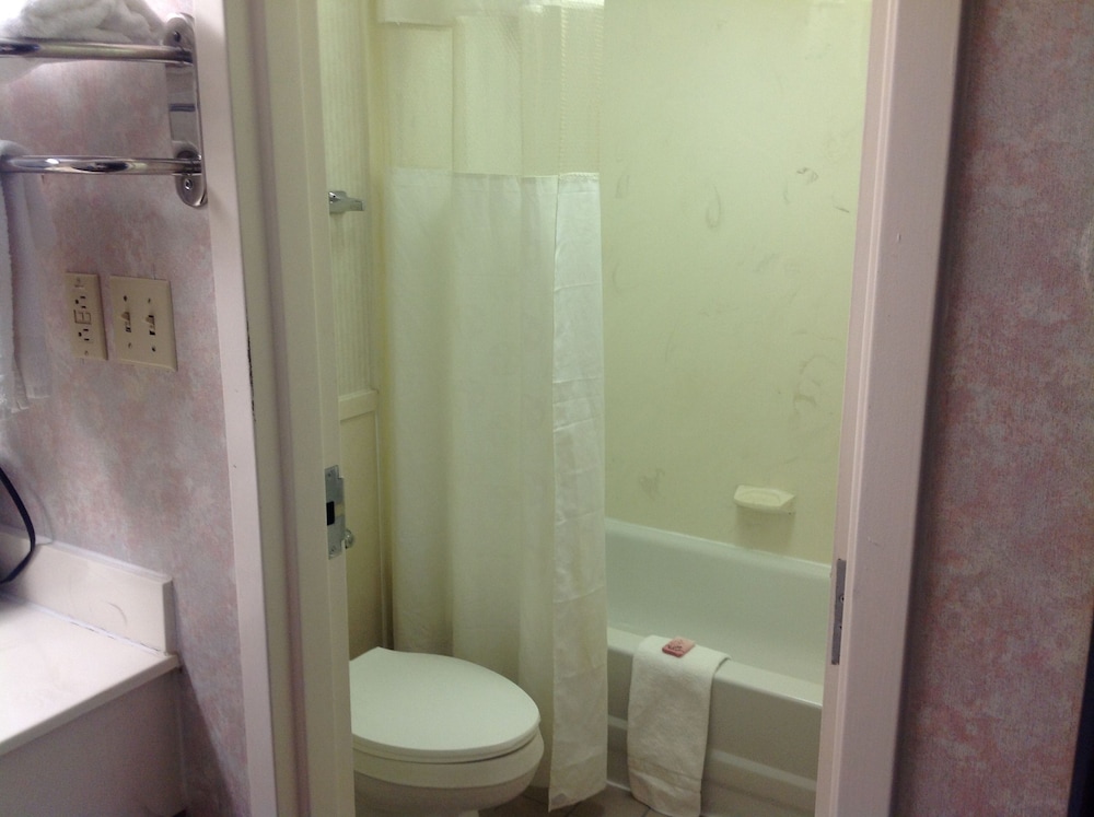 Colonial Inn & Suites