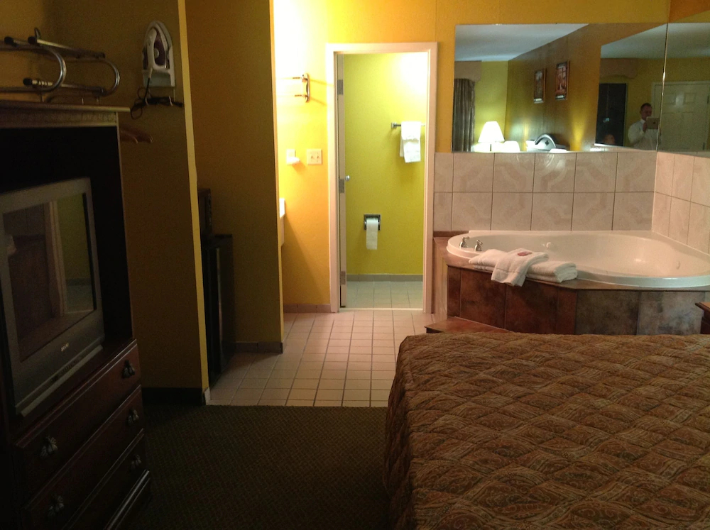 Colonial Inn & Suites