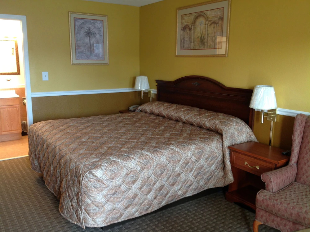 Colonial Inn & Suites