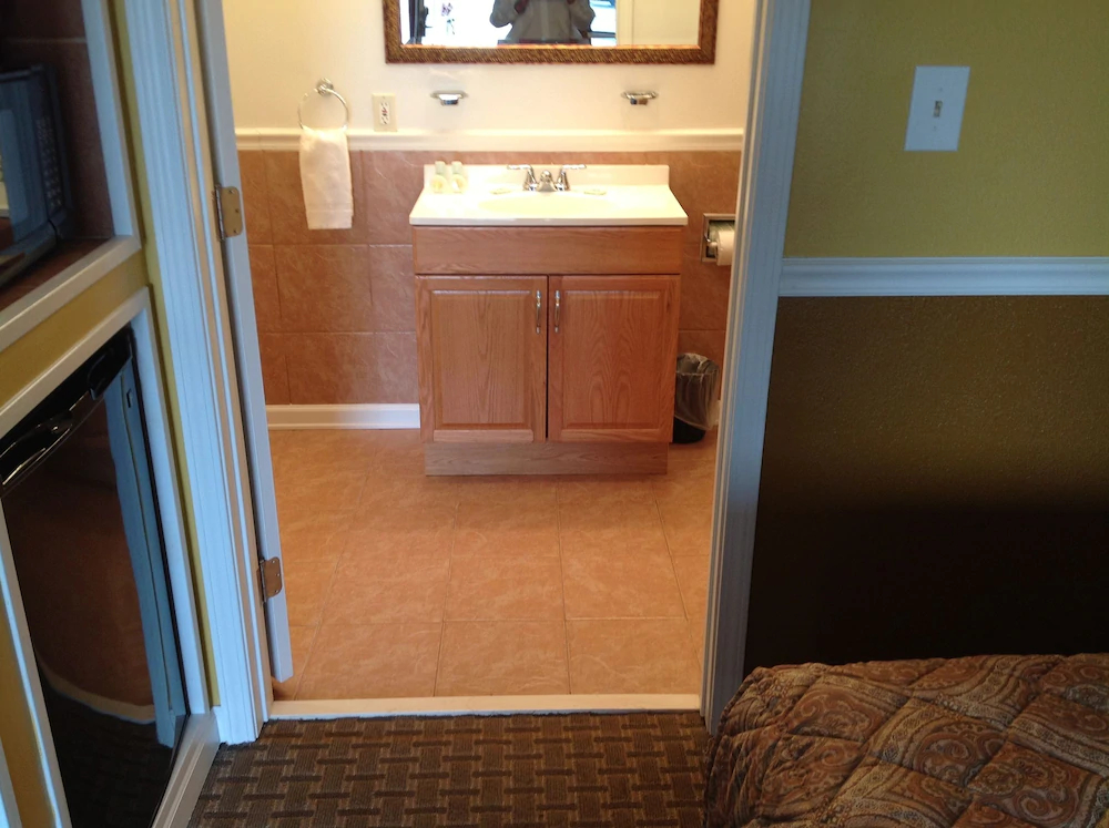 Colonial Inn & Suites