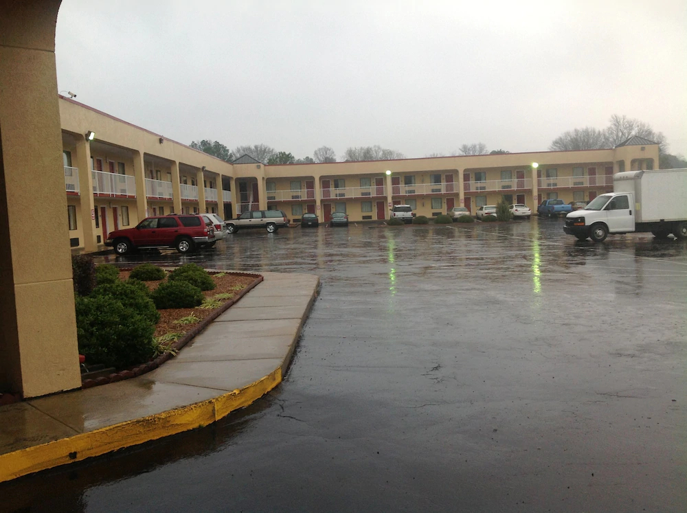 Colonial Inn & Suites