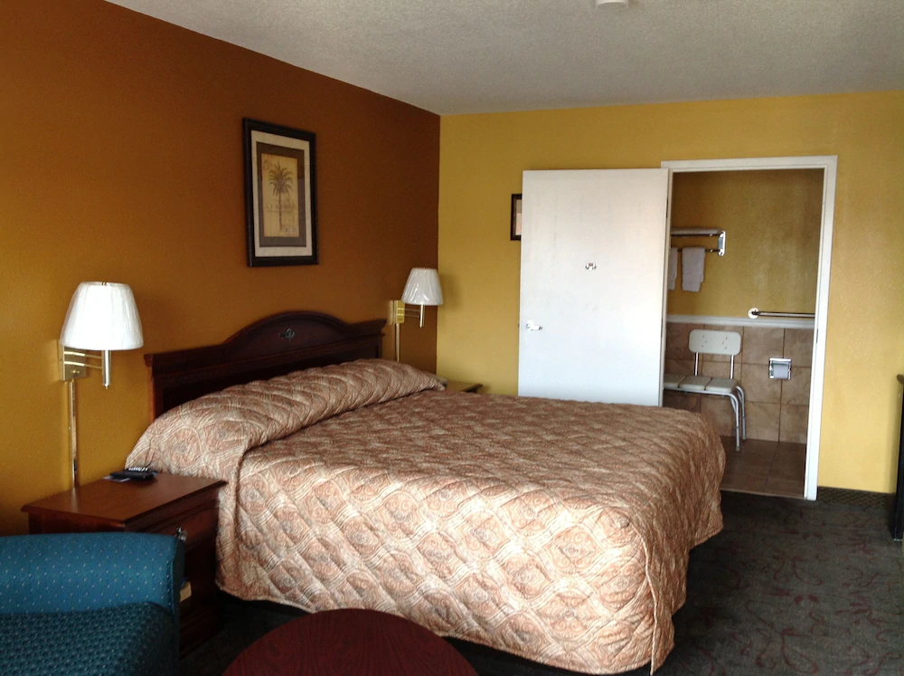 Colonial Inn & Suites