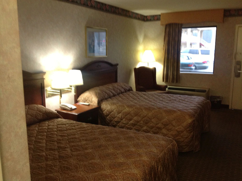 Colonial Inn & Suites