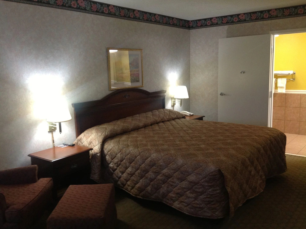 Colonial Inn & Suites