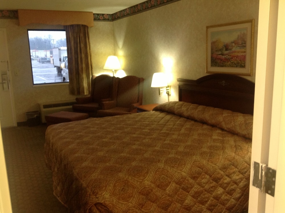 Colonial Inn & Suites