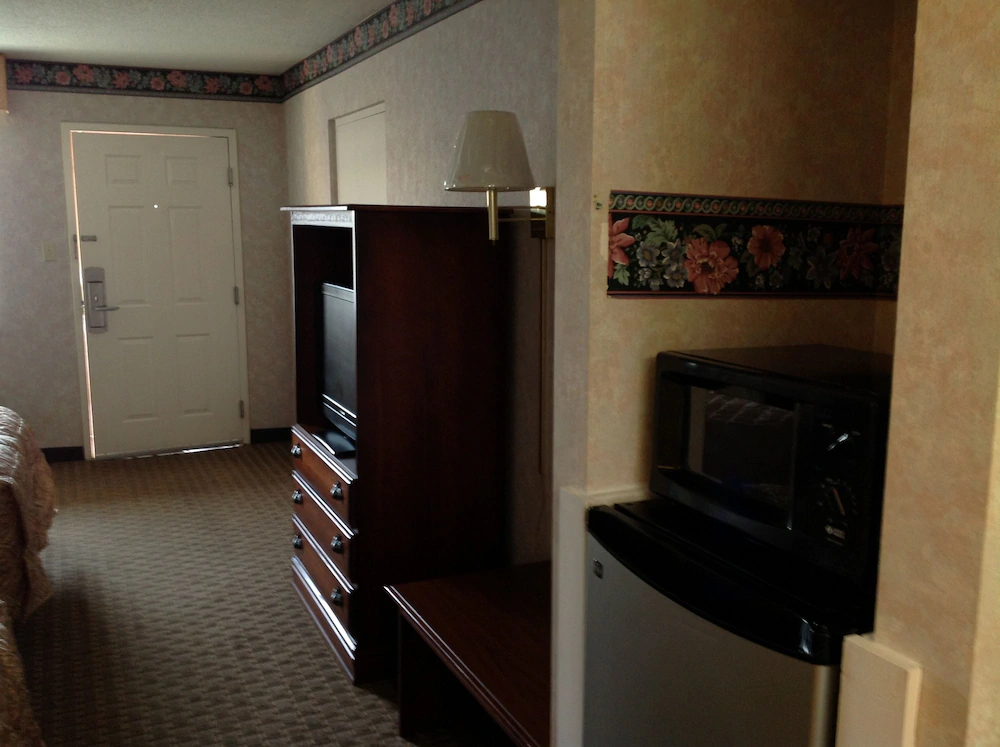 Colonial Inn & Suites