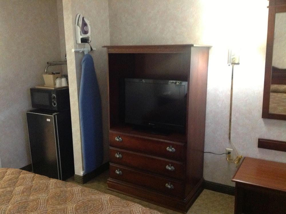 Colonial Inn & Suites