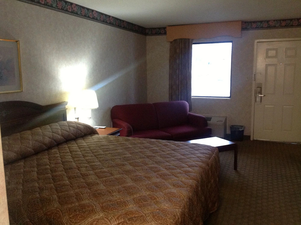 Colonial Inn & Suites