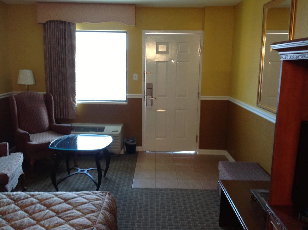 Colonial Inn & Suites