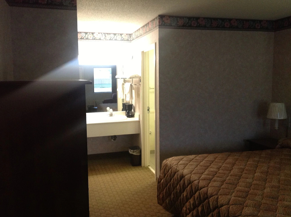 Colonial Inn & Suites