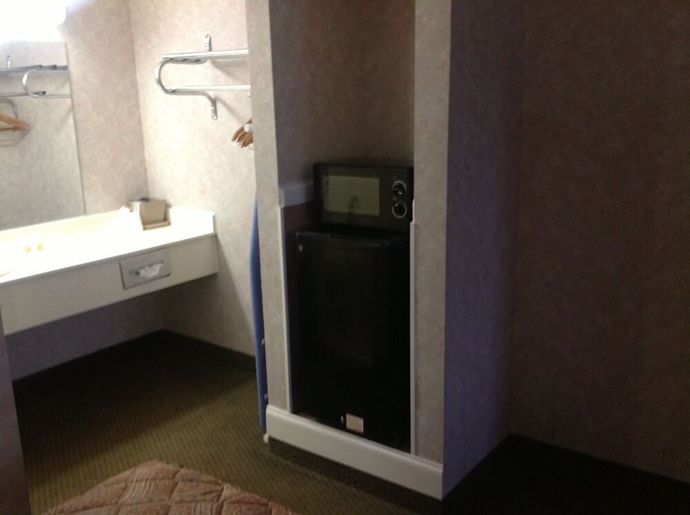 Colonial Inn & Suites