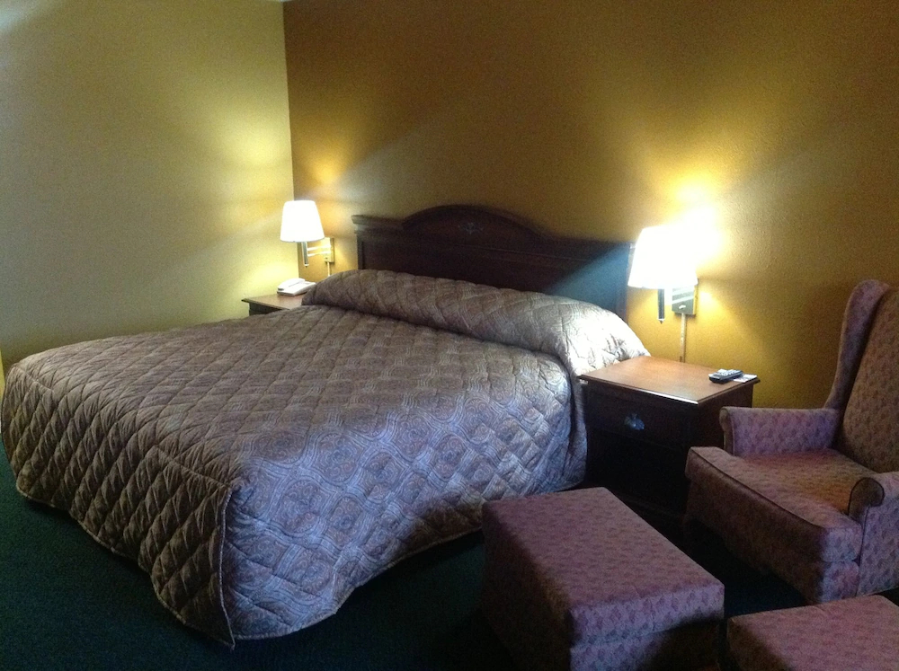 Colonial Inn & Suites
