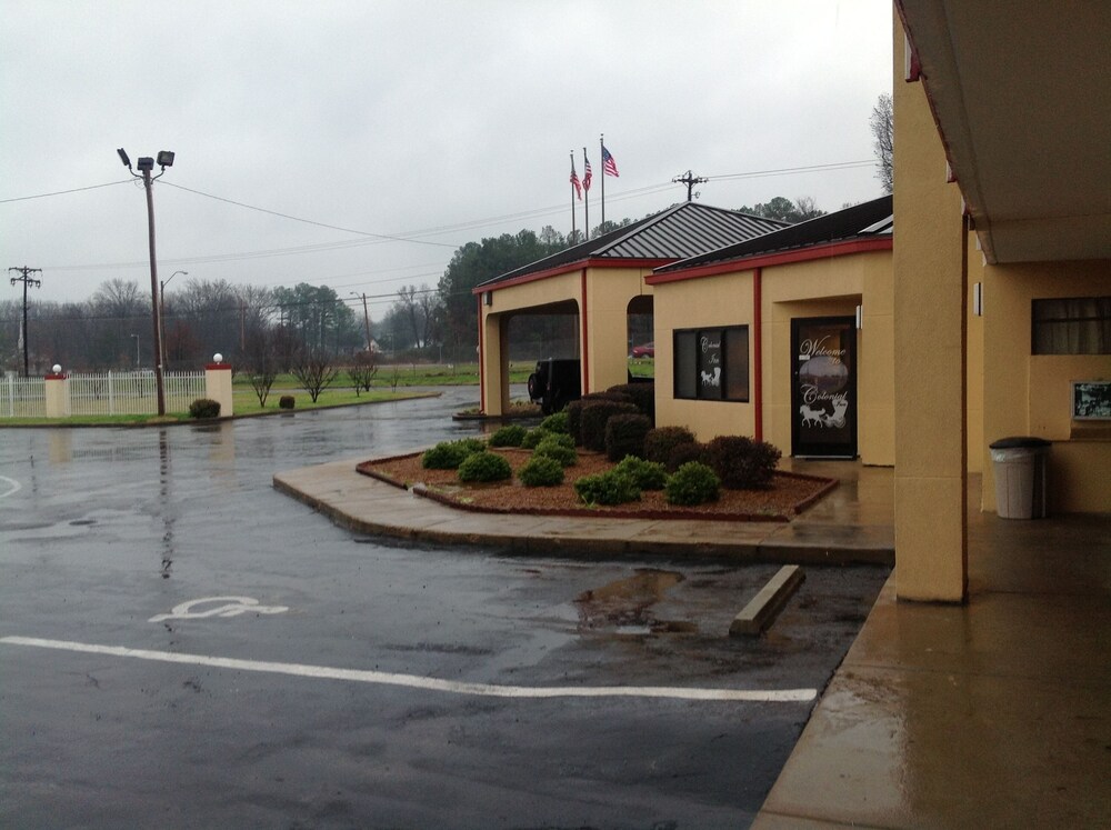 Colonial Inn & Suites
