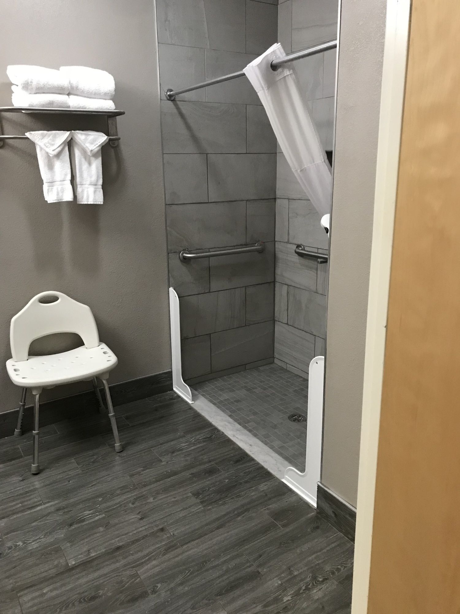 Days Inn & Suites by Wyndham Murfreesboro