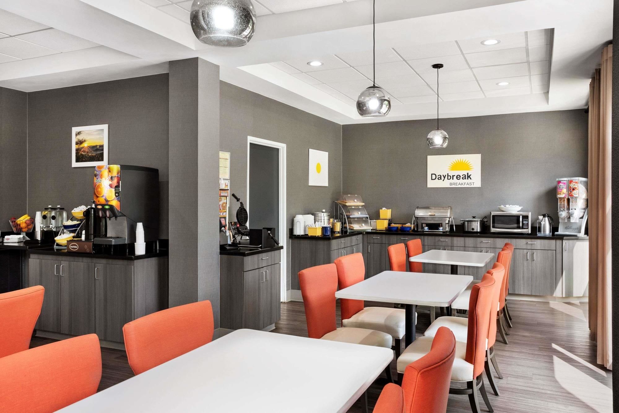 Days Inn & Suites by Wyndham Murfreesboro