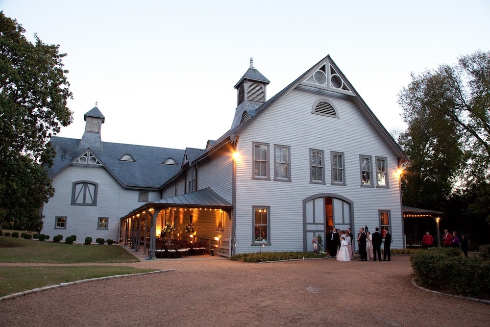 Acklen Luxury Condos by Hosteeva