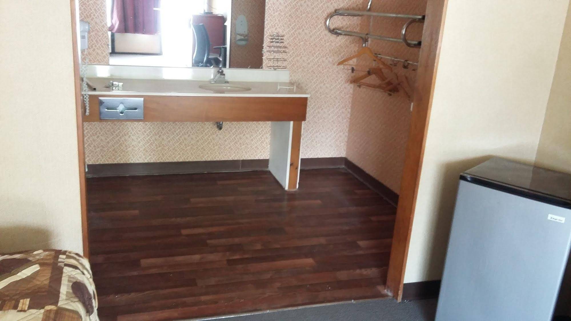 Paris Inn & Suites