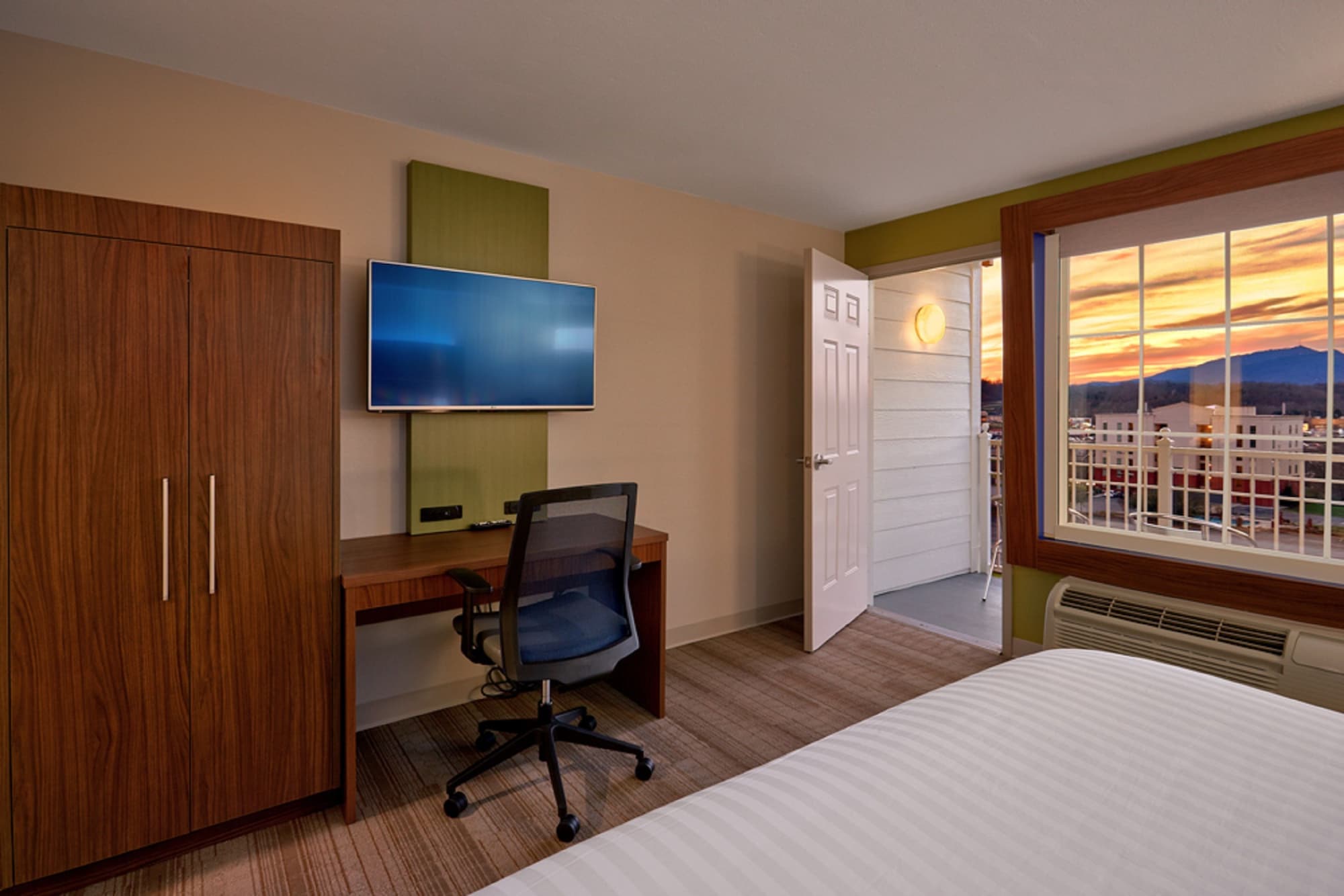 Holiday Inn Express & Suites Pigeon Forge - Sevierville